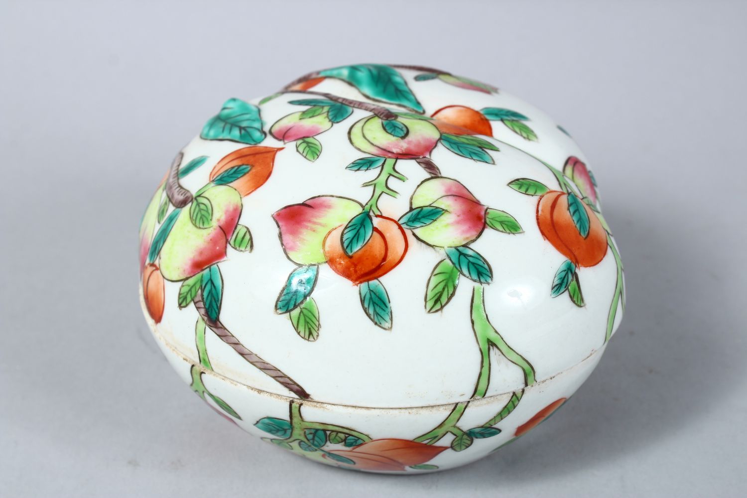 A GOOD 19TH CENTURY QIANLONG STYLE FAMILLE ROSE PORCELAIN PEACH BOX & COVER, in the form of a peach, - Image 2 of 5