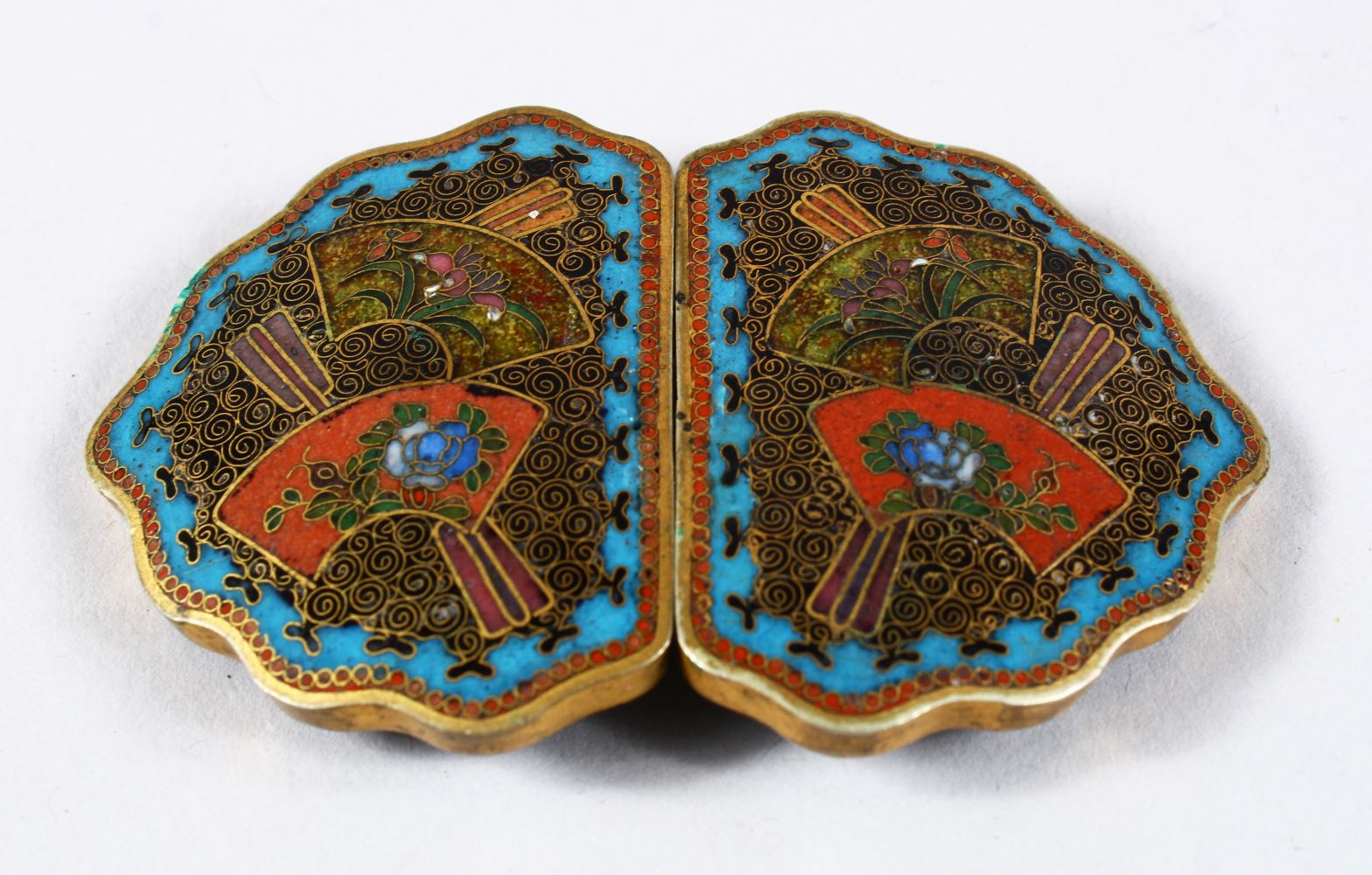 A FINE QUALITY JAPANESE MEIJI PERIOD CLOISONNE ENAMEL BELT BUCKLE, decorated upon a swirling wire