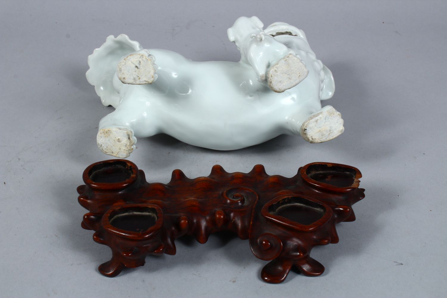 A GOOD 19TH / 20TH CENTURY CHINESE BLANC DE CHINE PORCELAIN FIGURE OF A LION DOG AND PUP, the dog - Image 4 of 4