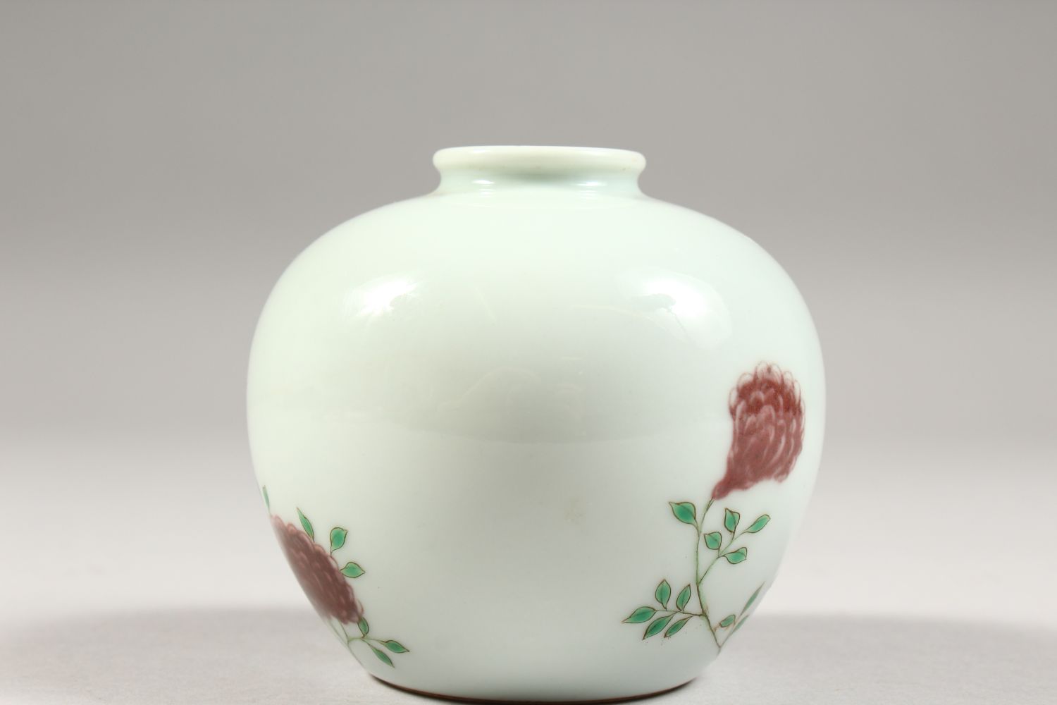 A GOOD CHINESE FAMILLE ROSE PORCELAIN APPLE SHAPED VASE, pale celadon ground with underglaze red - Image 2 of 6