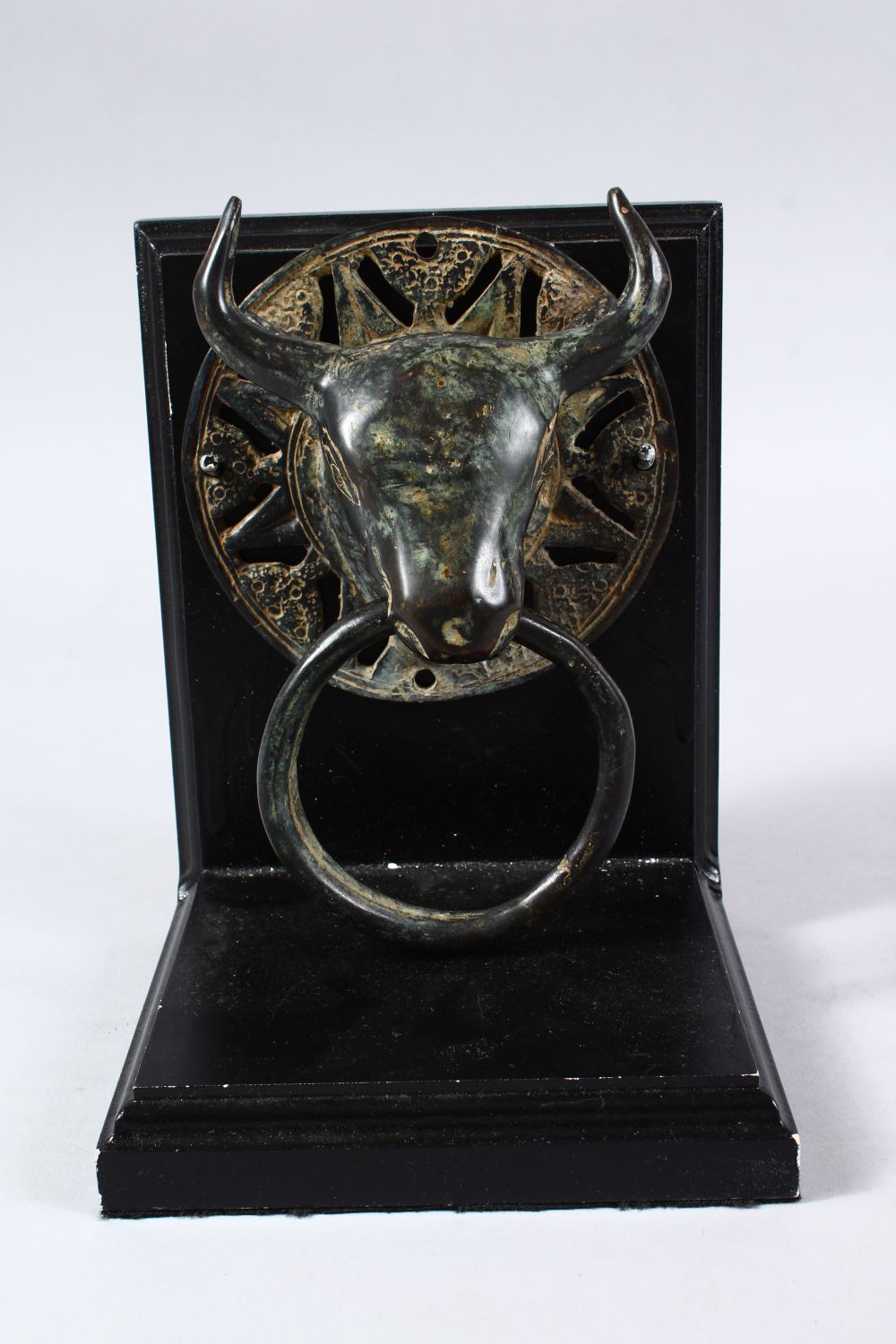 A GOOD 19TH CENTURY OR EARLIER CHINESE BRONZE DOOR KNOCKER OF AN OXEN / BULL, upon a mounted - Image 2 of 5