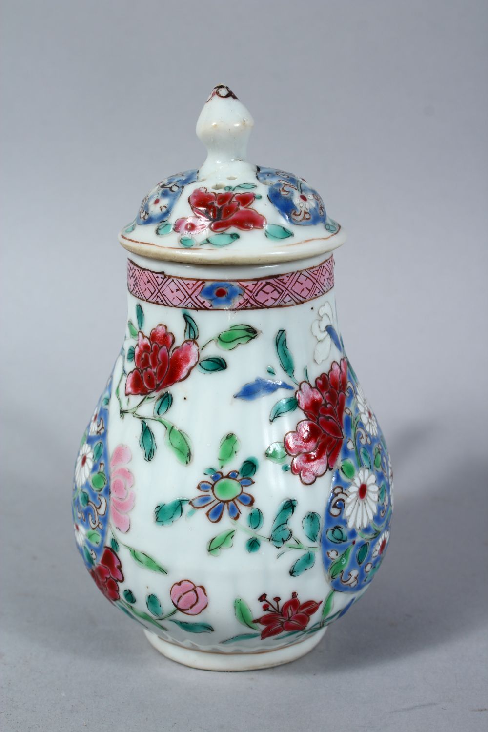 A GOOD CHINESE QIANLONG FAMILLE ROSE SPARROW BEAK PORCELAIN JUG & COVER, the body of the vessel - Image 2 of 4