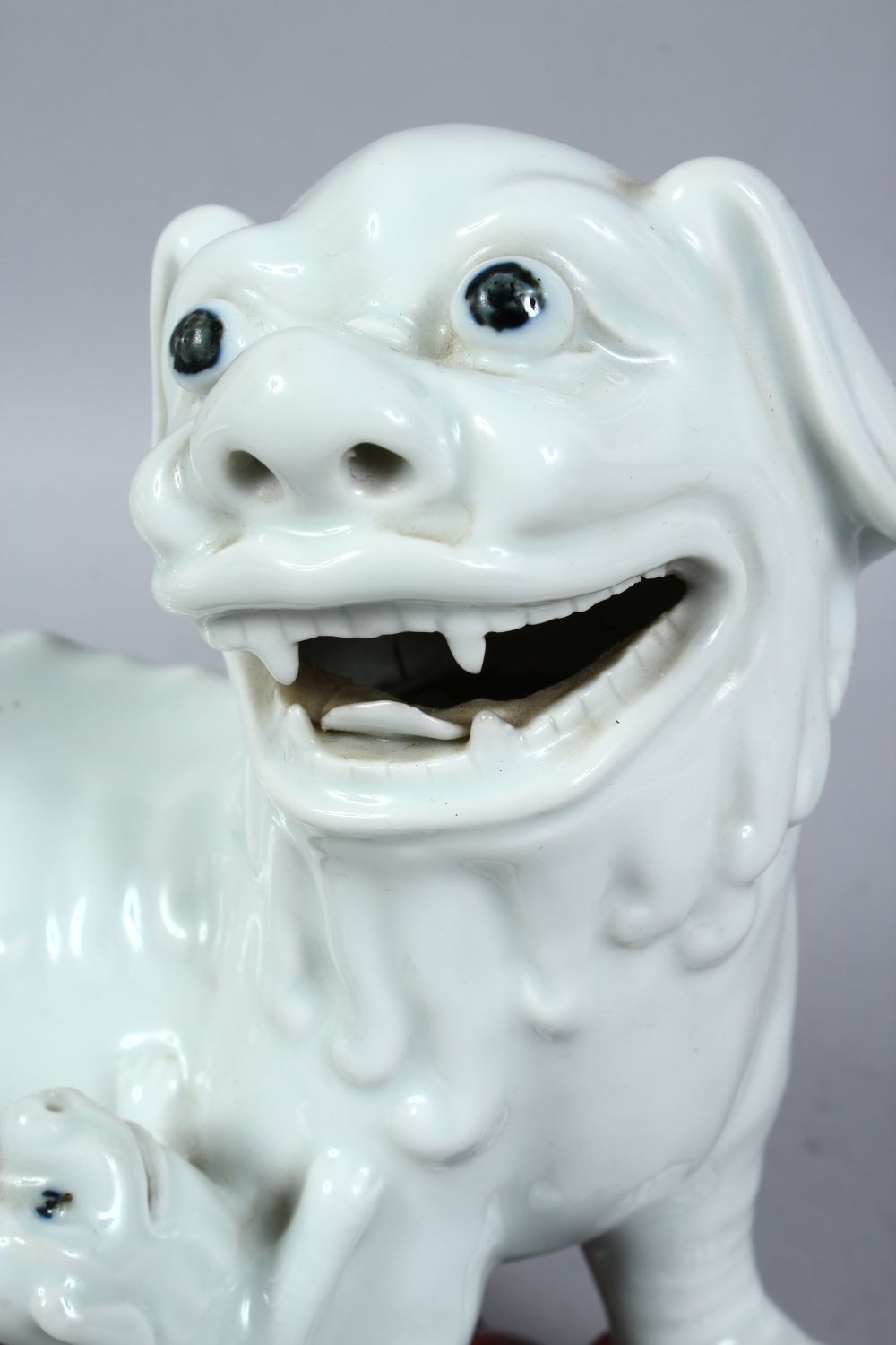 A GOOD 19TH / 20TH CENTURY CHINESE BLANC DE CHINE PORCELAIN FIGURE OF A LION DOG AND PUP, the dog - Image 2 of 4