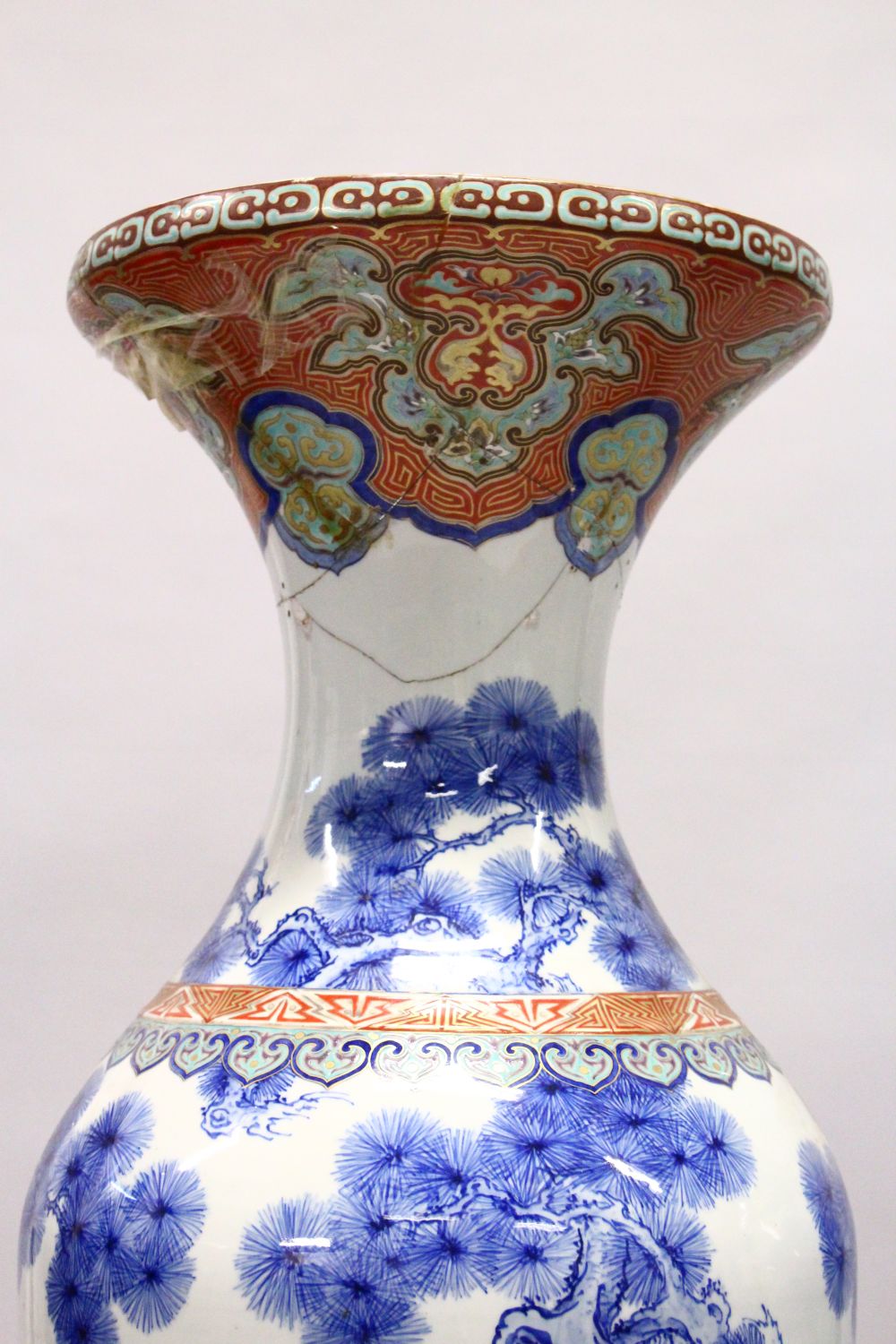 A LARGE PAIR OF JAPANESE MEIJI PERIOD BLUE AND WHITE PORCELAIN IMARI VASES, the bodyt of the vases - Image 4 of 14