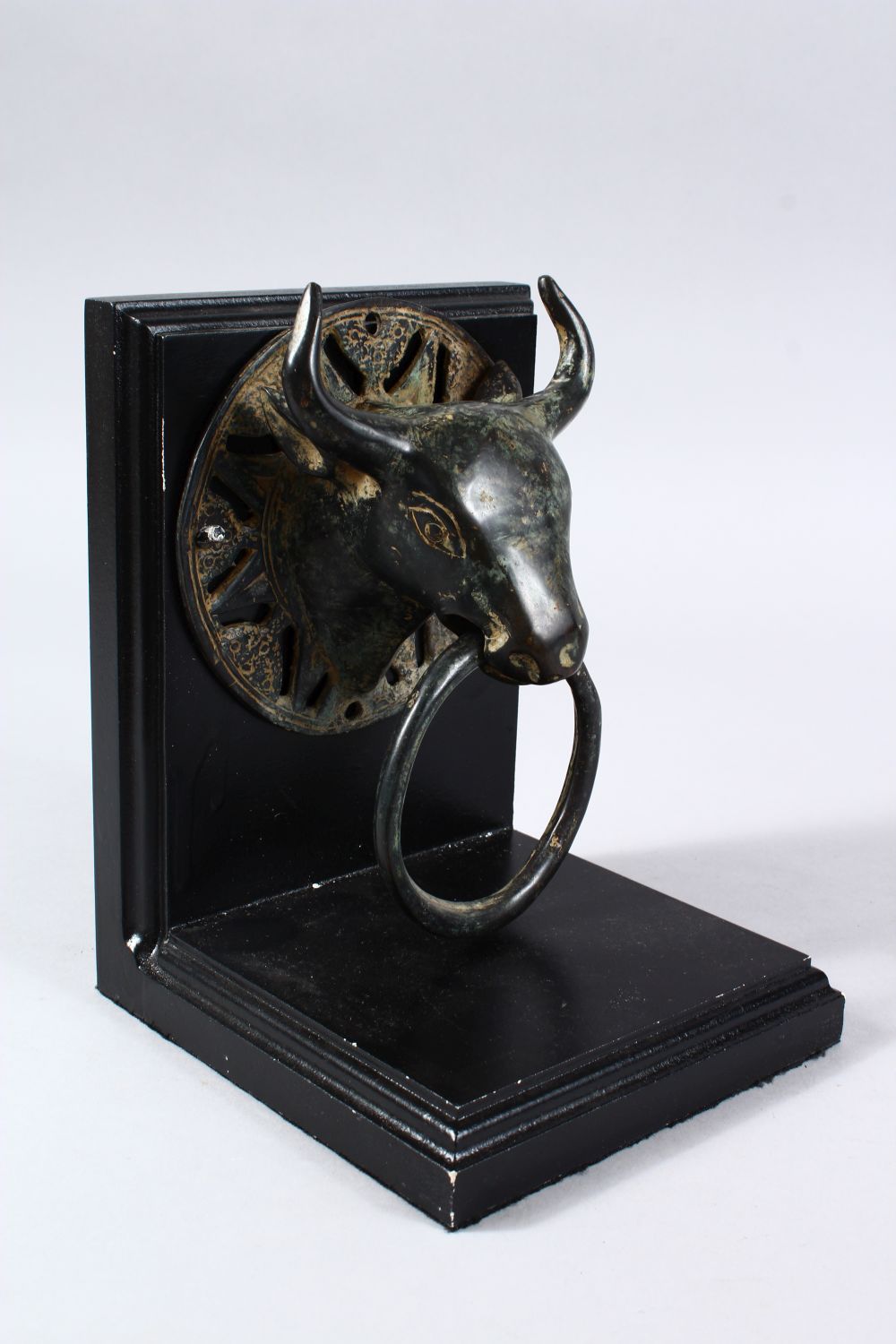 A GOOD 19TH CENTURY OR EARLIER CHINESE BRONZE DOOR KNOCKER OF AN OXEN / BULL, upon a mounted - Image 3 of 5