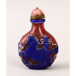 A 19TH / 20TH CENTURY CHINESE PEKING GLASS OVERLAY SNUFF BOTTLE OF HORSES, with hardstone stopper