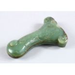 A GOOD 18TH / 19TH CENTURY CARVED JADE DAGGER HANDLE OF A DRAGON, the handle with carved