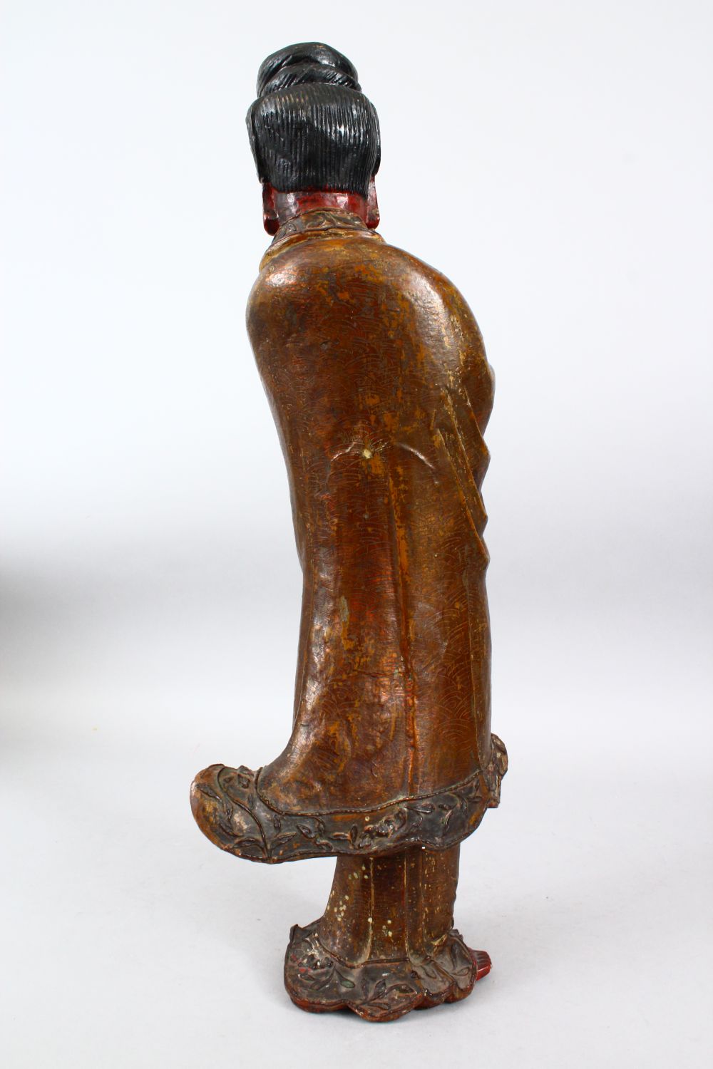 A GOOD 19TH CENTURY CHINESE CARVED WOOD & POLY CHROME DECORATED FIGURE OF GUANYIN, stood in - Image 4 of 6