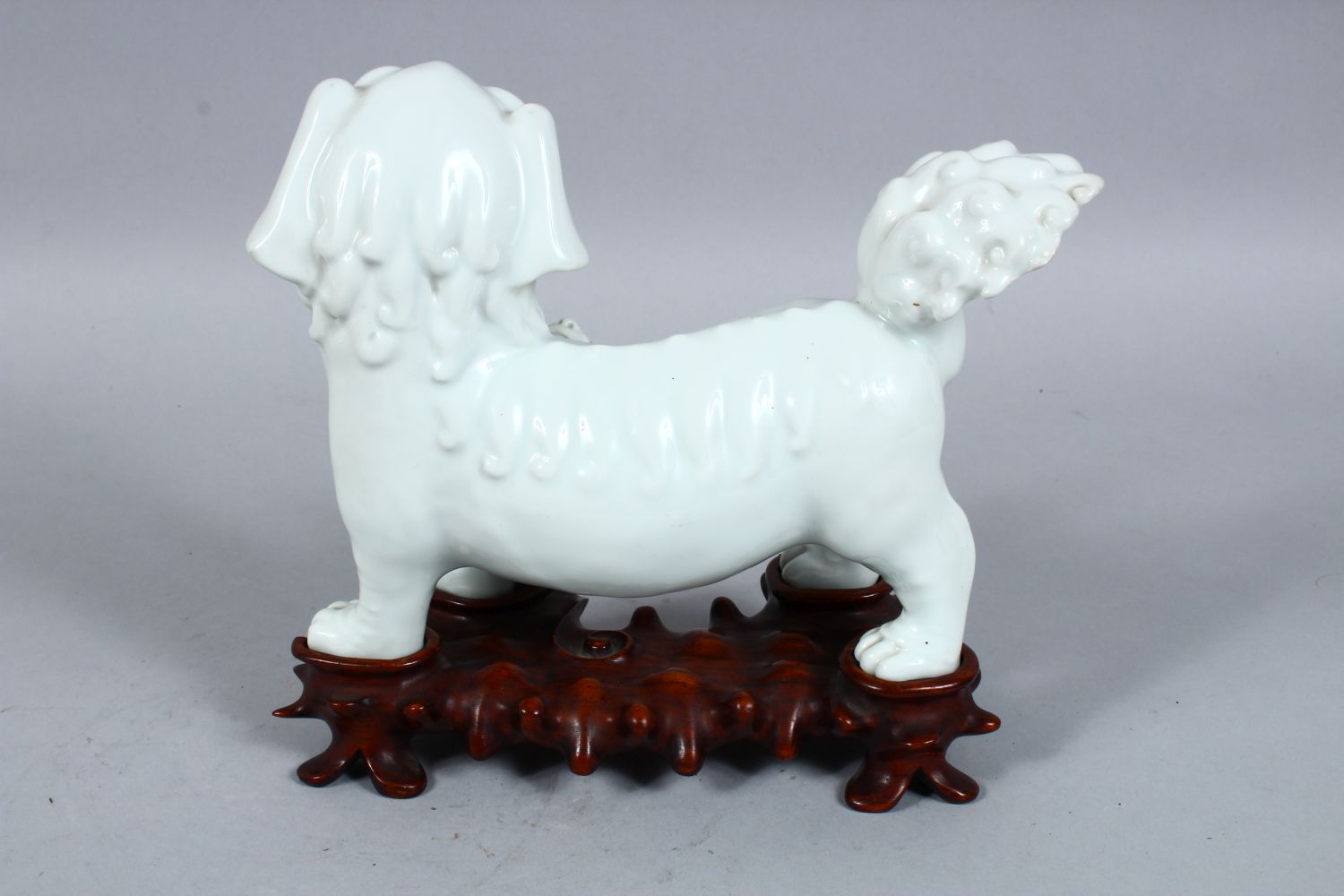 A GOOD 19TH / 20TH CENTURY CHINESE BLANC DE CHINE PORCELAIN FIGURE OF A LION DOG AND PUP, the dog - Image 3 of 4