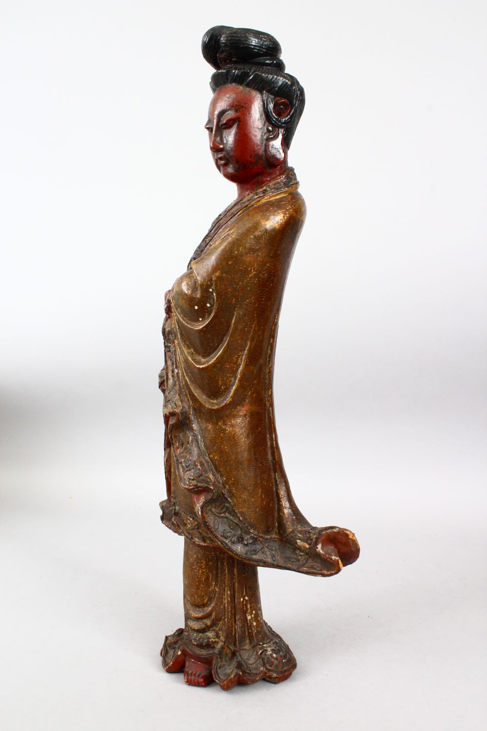 A GOOD 19TH CENTURY CHINESE CARVED WOOD & POLY CHROME DECORATED FIGURE OF GUANYIN, stood in - Image 5 of 6