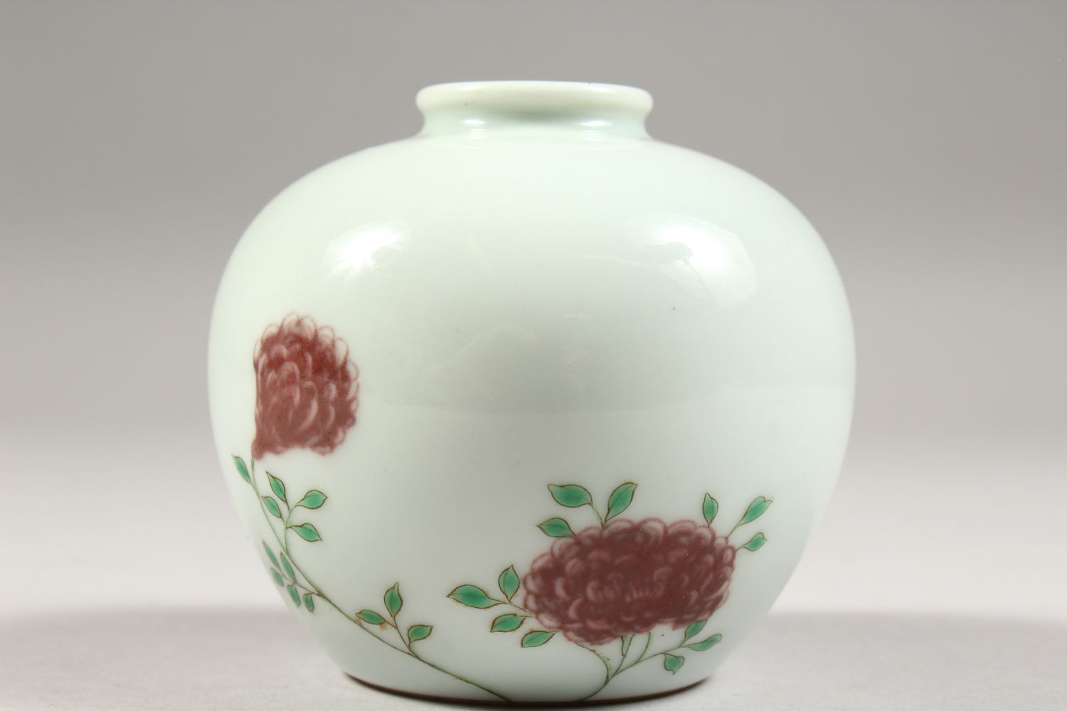 A GOOD CHINESE FAMILLE ROSE PORCELAIN APPLE SHAPED VASE, pale celadon ground with underglaze red - Image 3 of 6