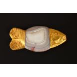 A GOOD EARLY BATAVIAN HIGH CARAT GOLD AND AGATE PENDANT IN THE FORM OF A FISH, 9cm x 4cm.