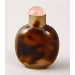 A GOOD 19TH / 20TH CENTURY CHINESE CARVED AGATE SNUFF BOTTLE,, with a pink hardstone stopper and