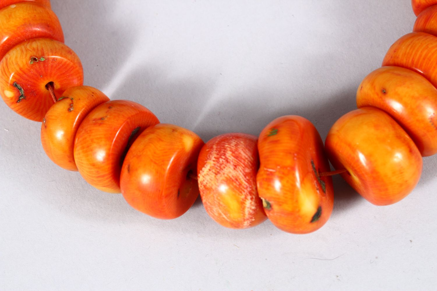 A CHINESE CORAL LIKE HARDSTONE NECKLACE, 44CM APPROX, - Image 2 of 4