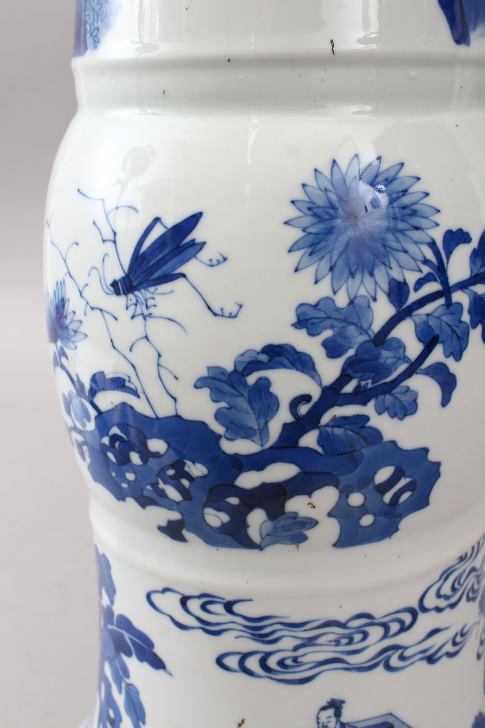 A LARGE CHINESE BLUE & WHITE PORCELAIN YEN YEN VASE, the body of the vase decorated with scenes of - Image 5 of 7