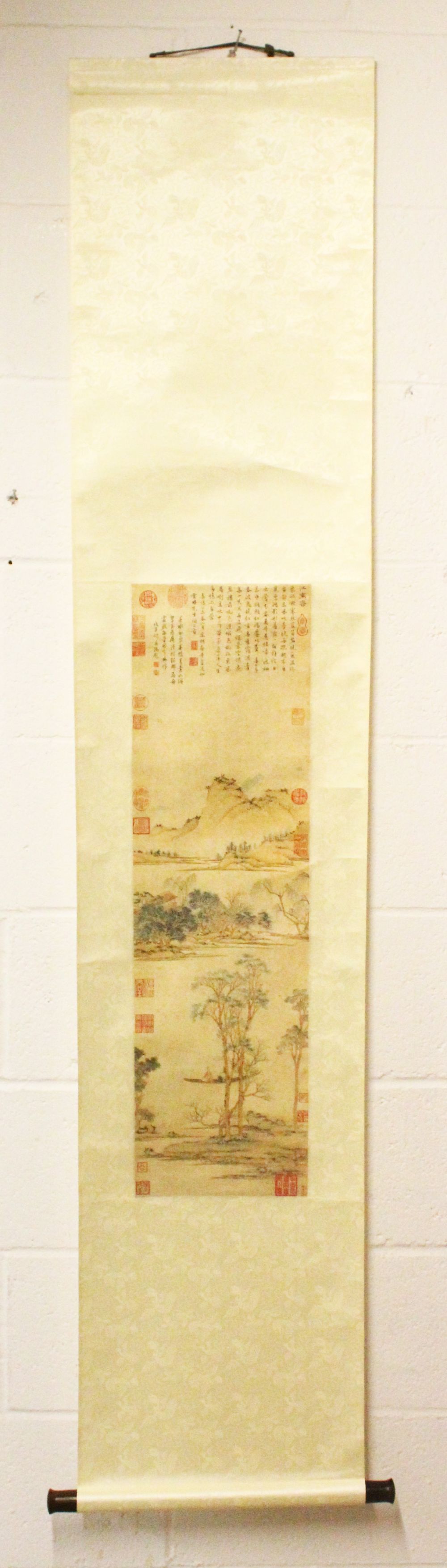 A GOOD CHINESE HANGING SCROLL PRINT OF A LANDSCAPE, the scroll with a detailed view of a - Image 4 of 6