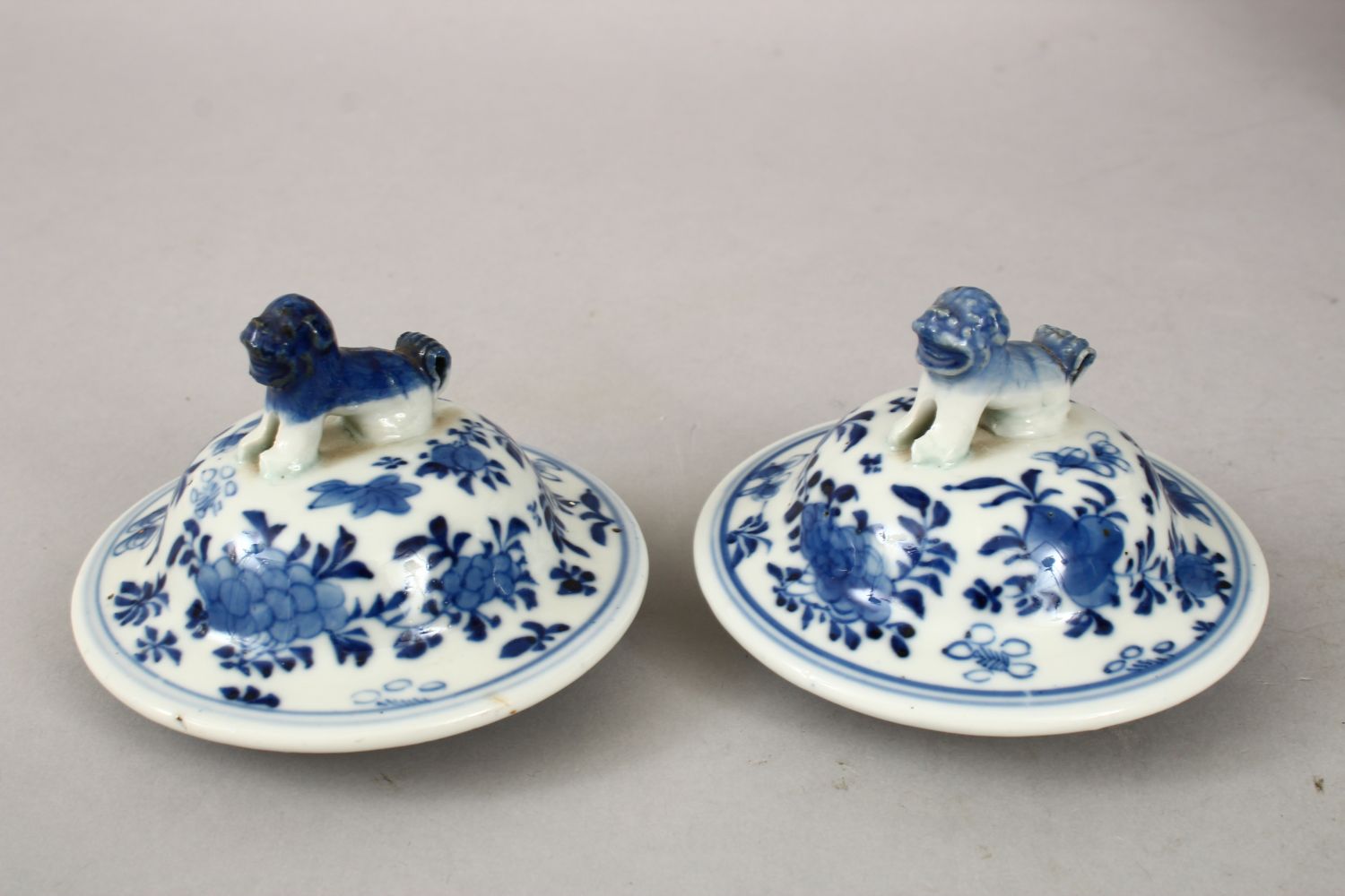 A PAIR OF 19TH CENTURY CHINESE BLUE & WHITE KANGXI STYLE PORCELAIN VASES & COVERS, the body of the - Image 5 of 8