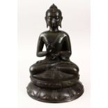 A 20TH CENTURY CHINESE / ASIAN METAL FIGURE OF A BUDDHA, in a meditation position upon lotus base,