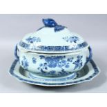 A 18TH / 19TH CENTURY CHINESE BLUE & WHITE PORCELAIN TUREEN, COVER & STAND, the body of the tureen