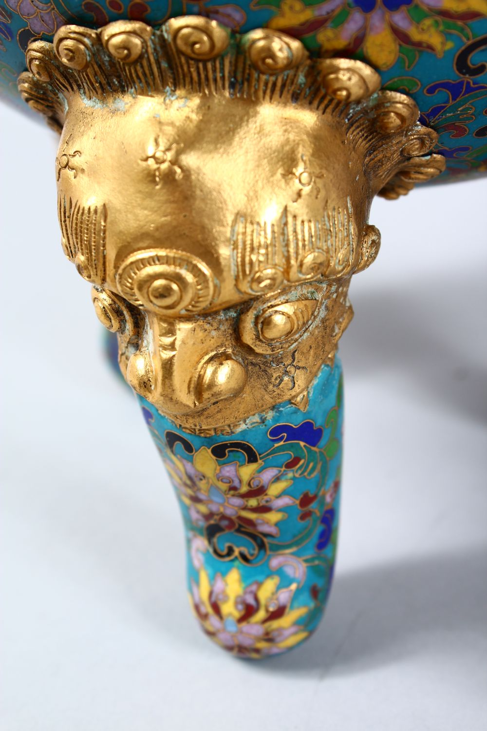 A GOOD CHINESE CLOISONNE TRIPOD CENSER AND COVER, the censer with twin gilt lion dog handles, the - Image 4 of 7