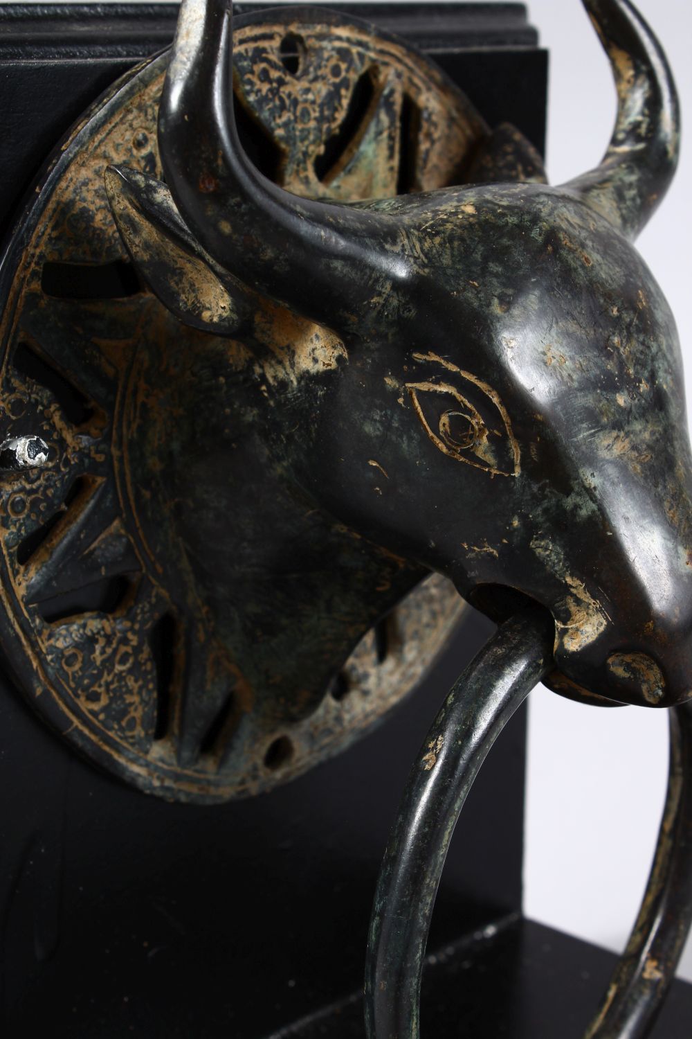 A GOOD 19TH CENTURY OR EARLIER CHINESE BRONZE DOOR KNOCKER OF AN OXEN / BULL, upon a mounted - Image 4 of 5