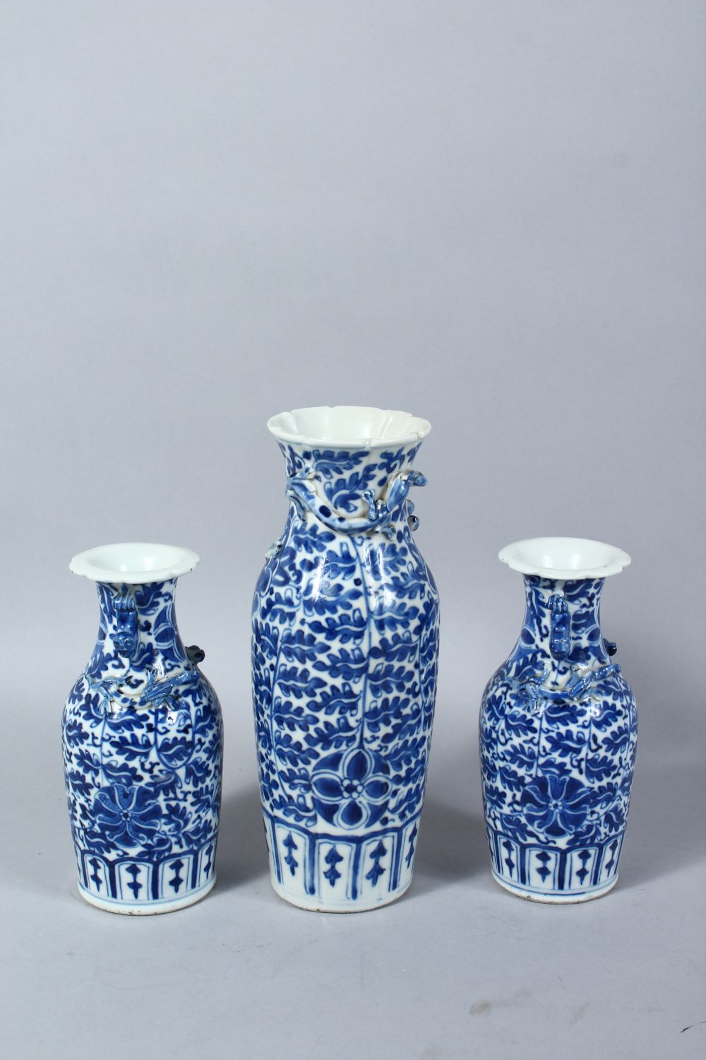 A GOOD 19TH CENTURY GARNITURE OF THREE CHINESE BLUE & WHITE PORCELAIN VASES, with lappet style - Image 2 of 6