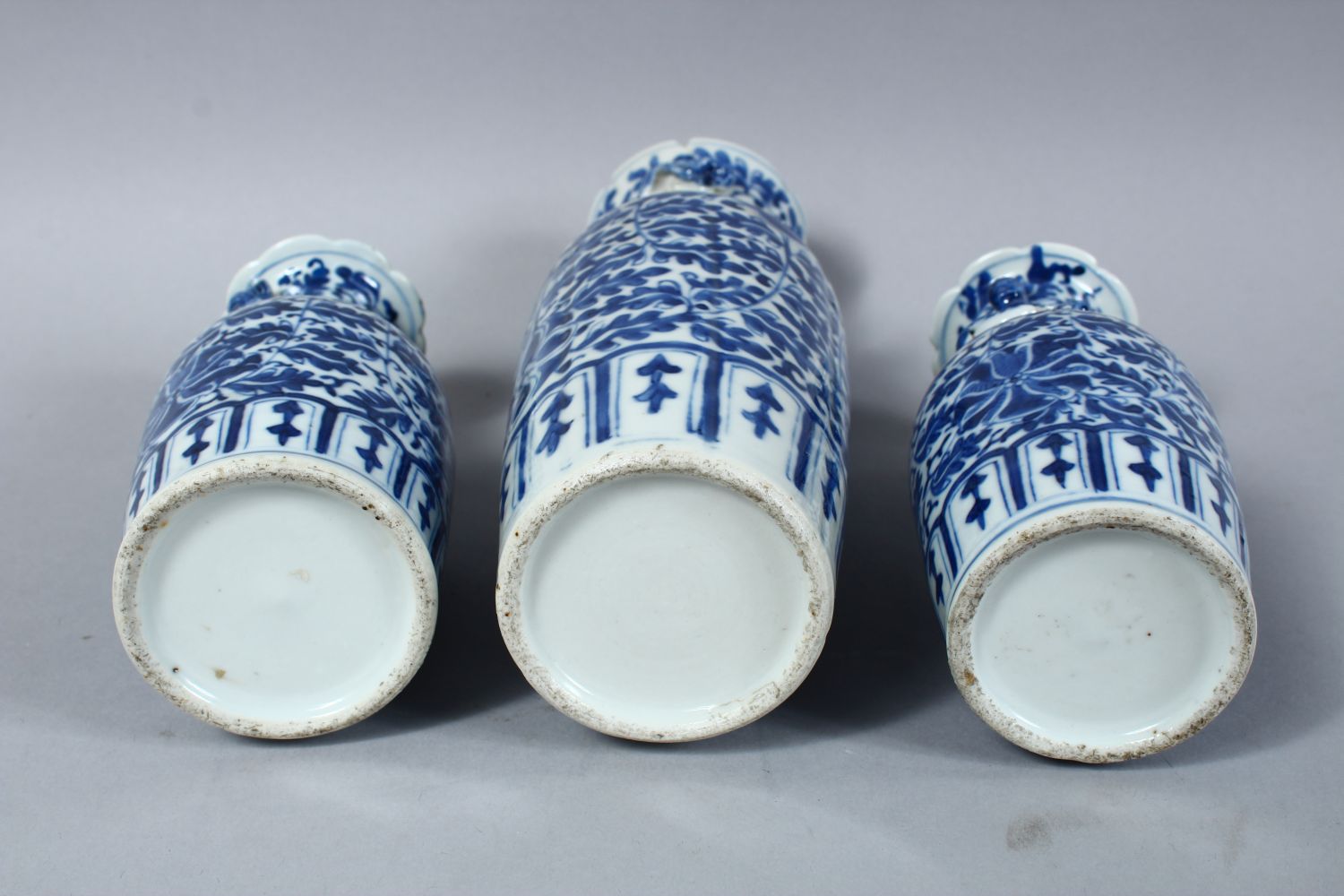 A GOOD 19TH CENTURY GARNITURE OF THREE CHINESE BLUE & WHITE PORCELAIN VASES, with lappet style - Image 6 of 6