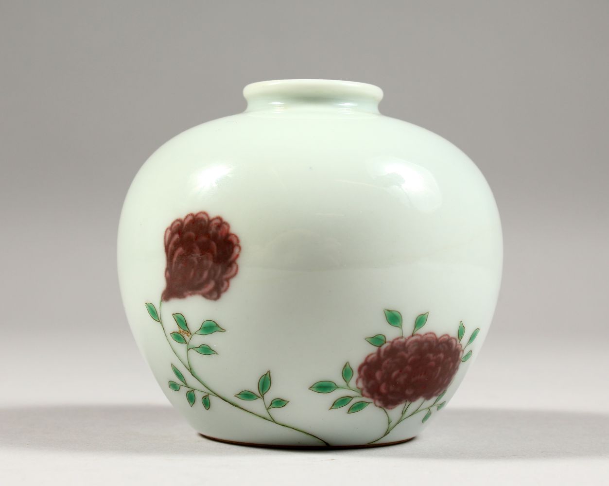 A GOOD CHINESE FAMILLE ROSE PORCELAIN APPLE SHAPED VASE, pale celadon ground with underglaze red