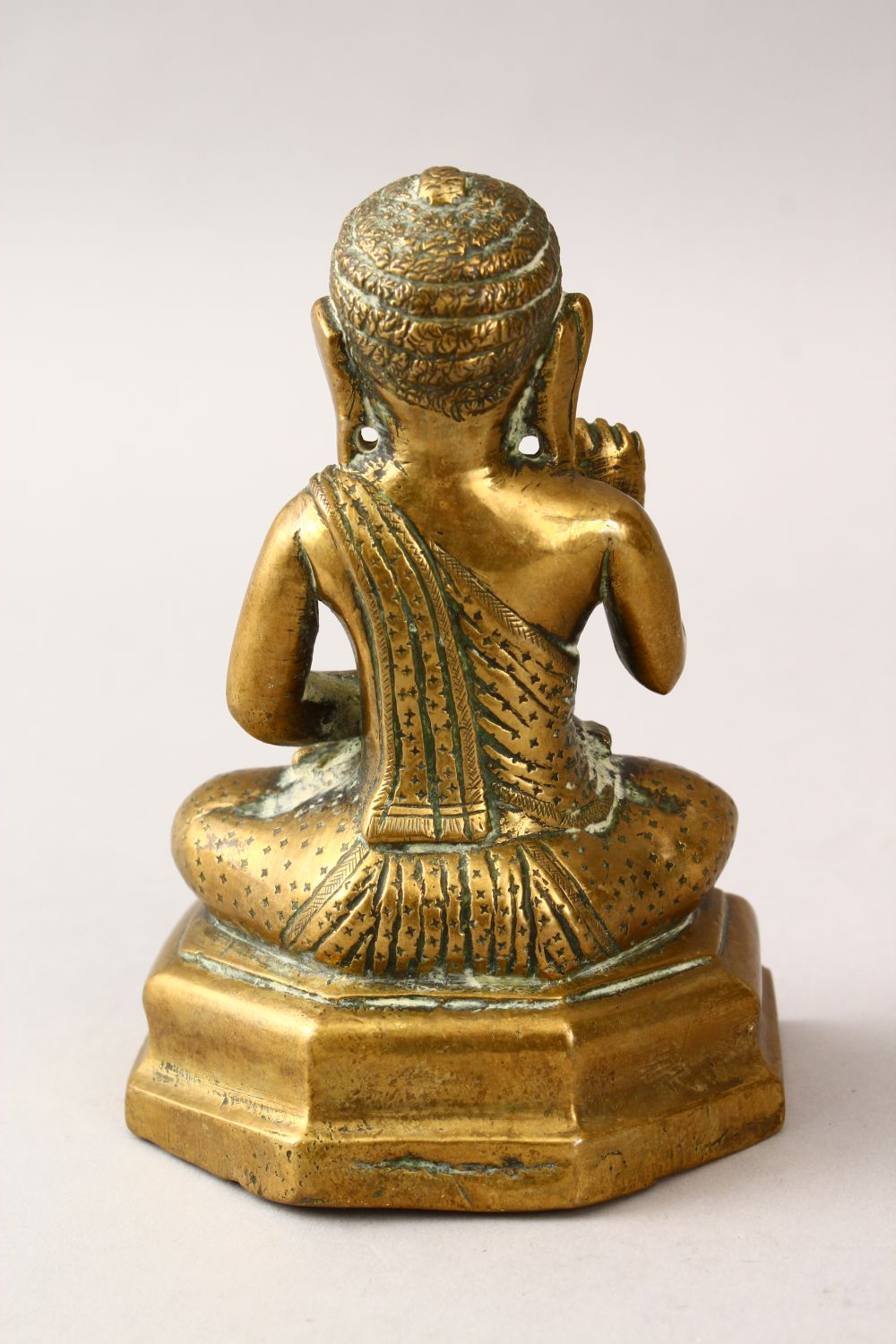 A 20TH CENTURY BRONZE FIGURE OF BUDDHA, in a seated meditating position, 13.5cm high x 9cm. - Image 3 of 5