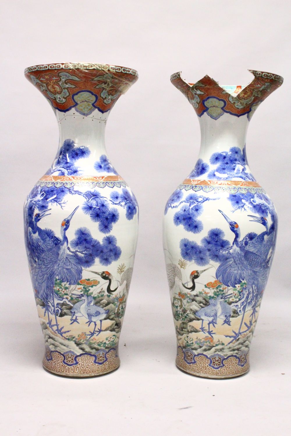 A LARGE PAIR OF JAPANESE MEIJI PERIOD BLUE AND WHITE PORCELAIN IMARI VASES, the bodyt of the vases - Image 8 of 14