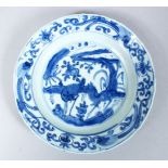A GOOD CHINESE MING DYNASTY BLUE & WHITE PORCELAIN PLATE, decorated with scenes of fruit and vine,