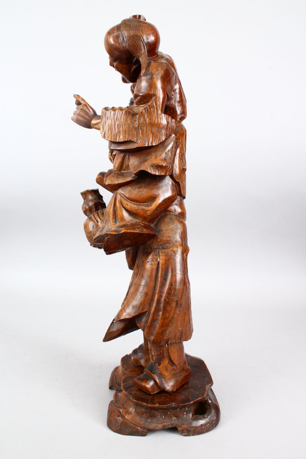 A LARGE 19TH / 20TH CENTURY CHINESE CARVED HARDWOOD FIGURE OF TWO MEN, one upon the shoulders, - Image 5 of 6