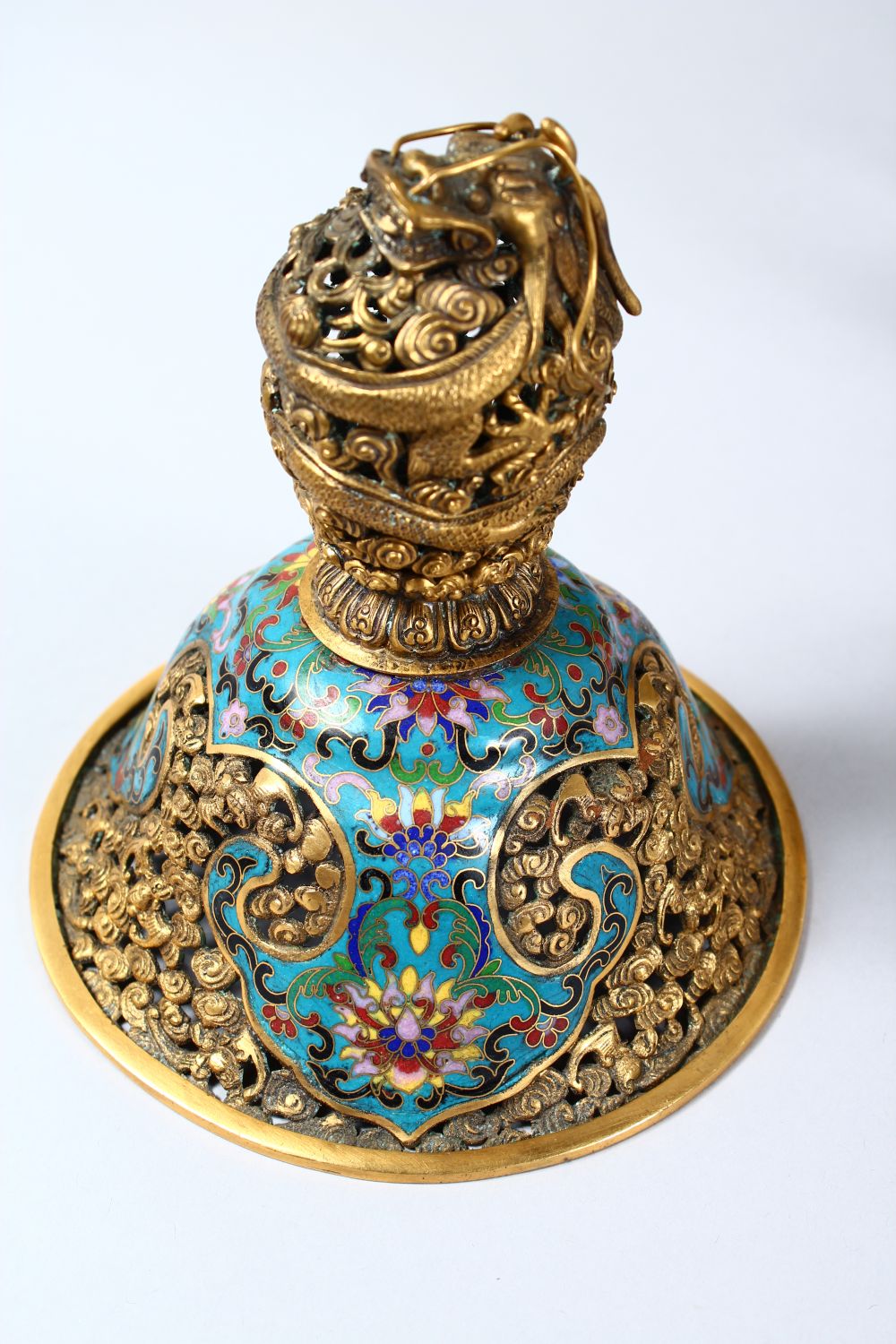 A GOOD CHINESE CLOISONNE TRIPOD CENSER AND COVER, the censer with twin gilt lion dog handles, the - Image 6 of 7
