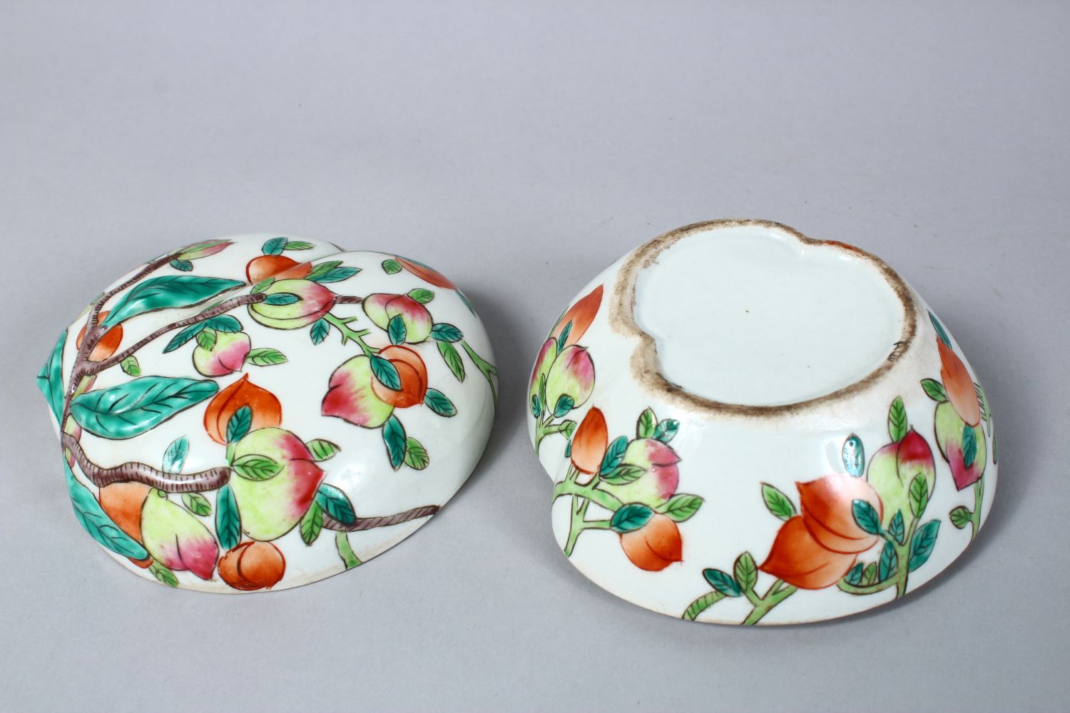 A GOOD 19TH CENTURY QIANLONG STYLE FAMILLE ROSE PORCELAIN PEACH BOX & COVER, in the form of a peach, - Image 5 of 5