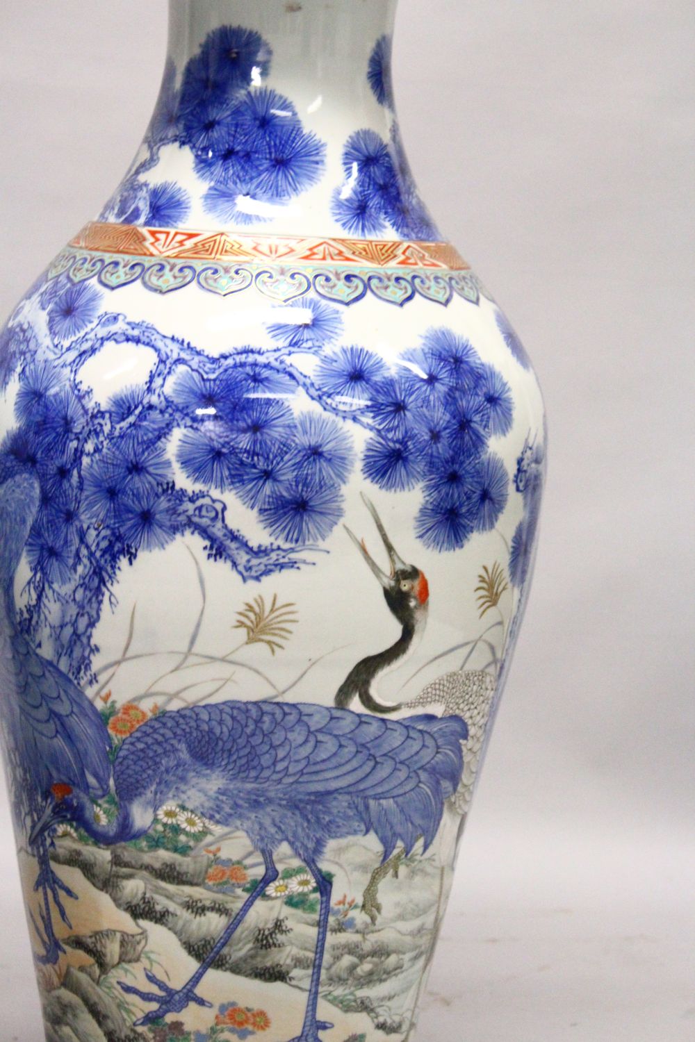 A LARGE PAIR OF JAPANESE MEIJI PERIOD BLUE AND WHITE PORCELAIN IMARI VASES, the bodyt of the vases - Image 7 of 14