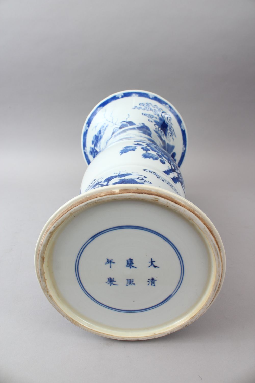 A LARGE CHINESE BLUE & WHITE PORCELAIN YEN YEN VASE, the body of the vase decorated with scenes of - Image 6 of 7