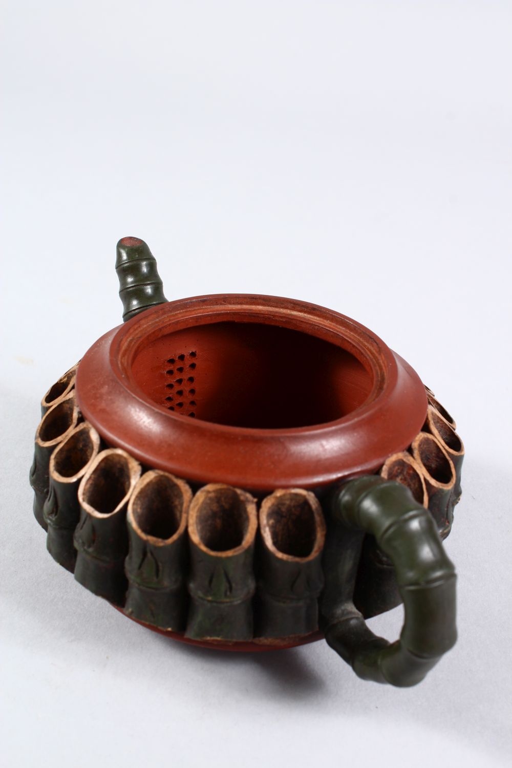 A GOOD 19TH / 20TH CENTURY CHINESE YIXING CLAY TEAPOT, the body with moulded bamboo form, with a - Image 4 of 7