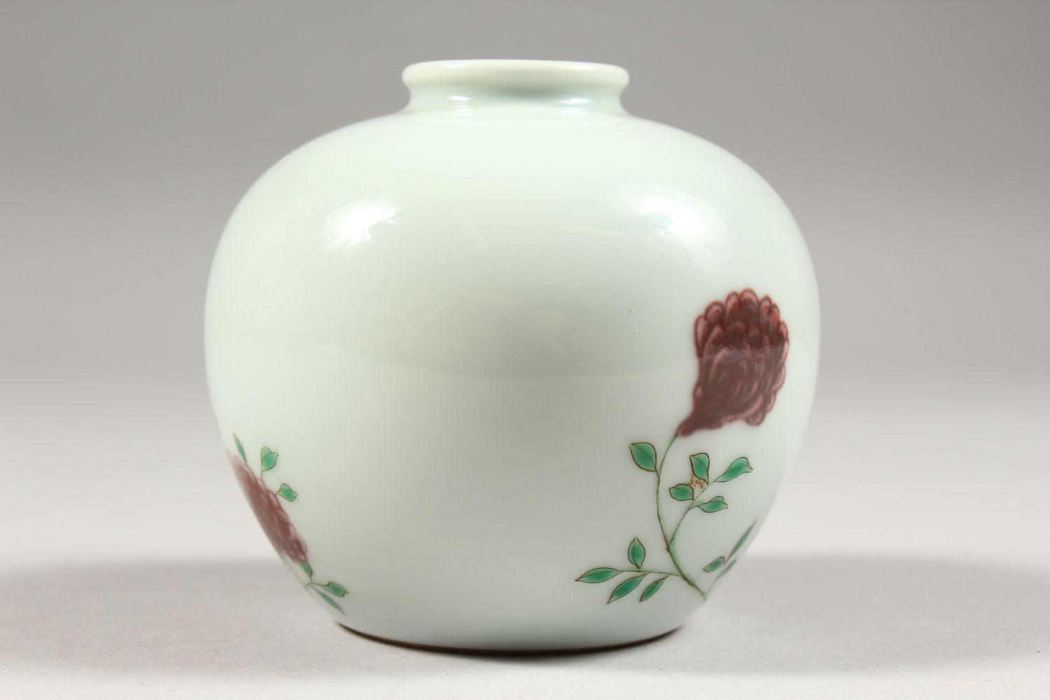 A GOOD CHINESE FAMILLE ROSE PORCELAIN APPLE SHAPED VASE, pale celadon ground with underglaze red - Image 4 of 6