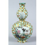 A GOOD CHINESE QIANLONG / QIANLONG STYLE PORCELAIN WALL HANGING VASE, the body with turquoise splash