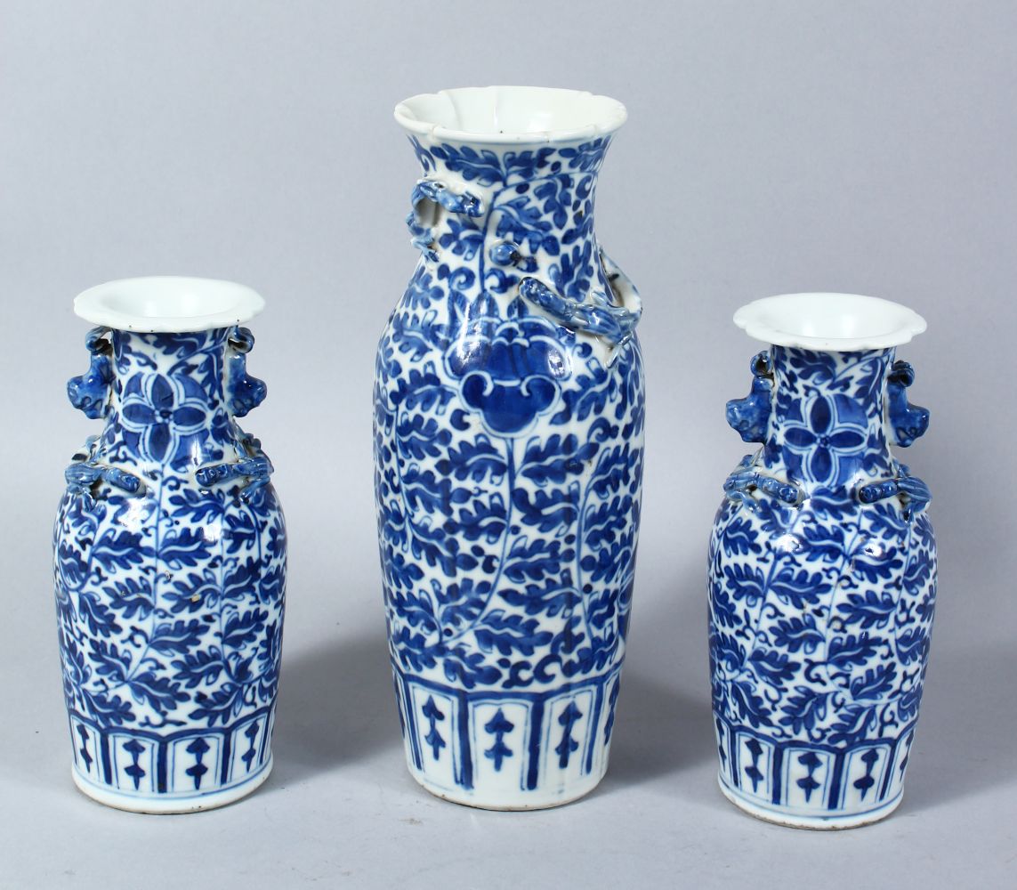 A GOOD 19TH CENTURY GARNITURE OF THREE CHINESE BLUE & WHITE PORCELAIN VASES, with lappet style