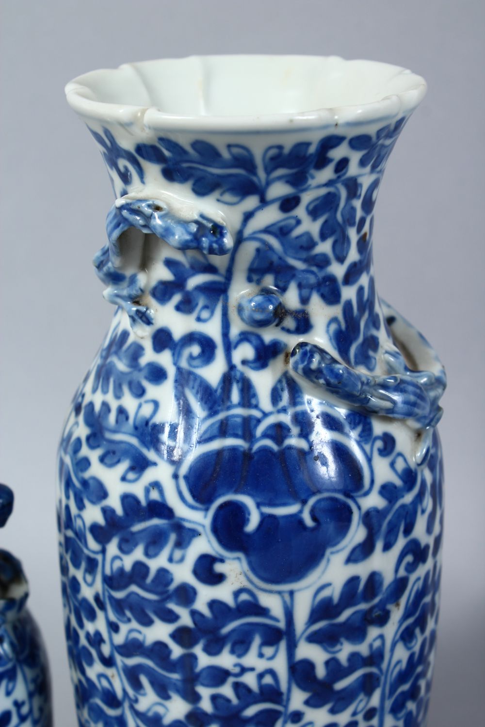 A GOOD 19TH CENTURY GARNITURE OF THREE CHINESE BLUE & WHITE PORCELAIN VASES, with lappet style - Image 4 of 6