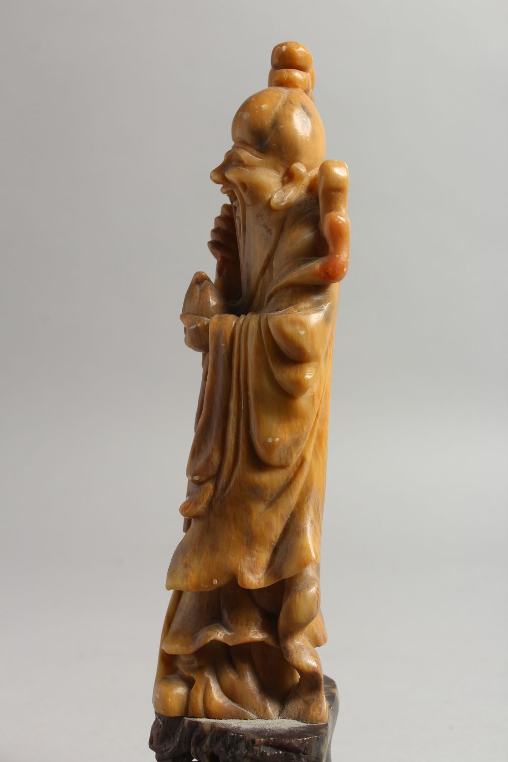 A GOOD 19TH / 20TH CENTURY CHINESE CARVED SOAPSTONE FIGURE OF SHOU LAO, stood on a carved stone base - Image 3 of 9