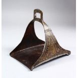 A GOO EARLY SINGLE BRONZE STIRRUP, with carved decoration to the sides, 14.5cm high x 12.5cm wide.
