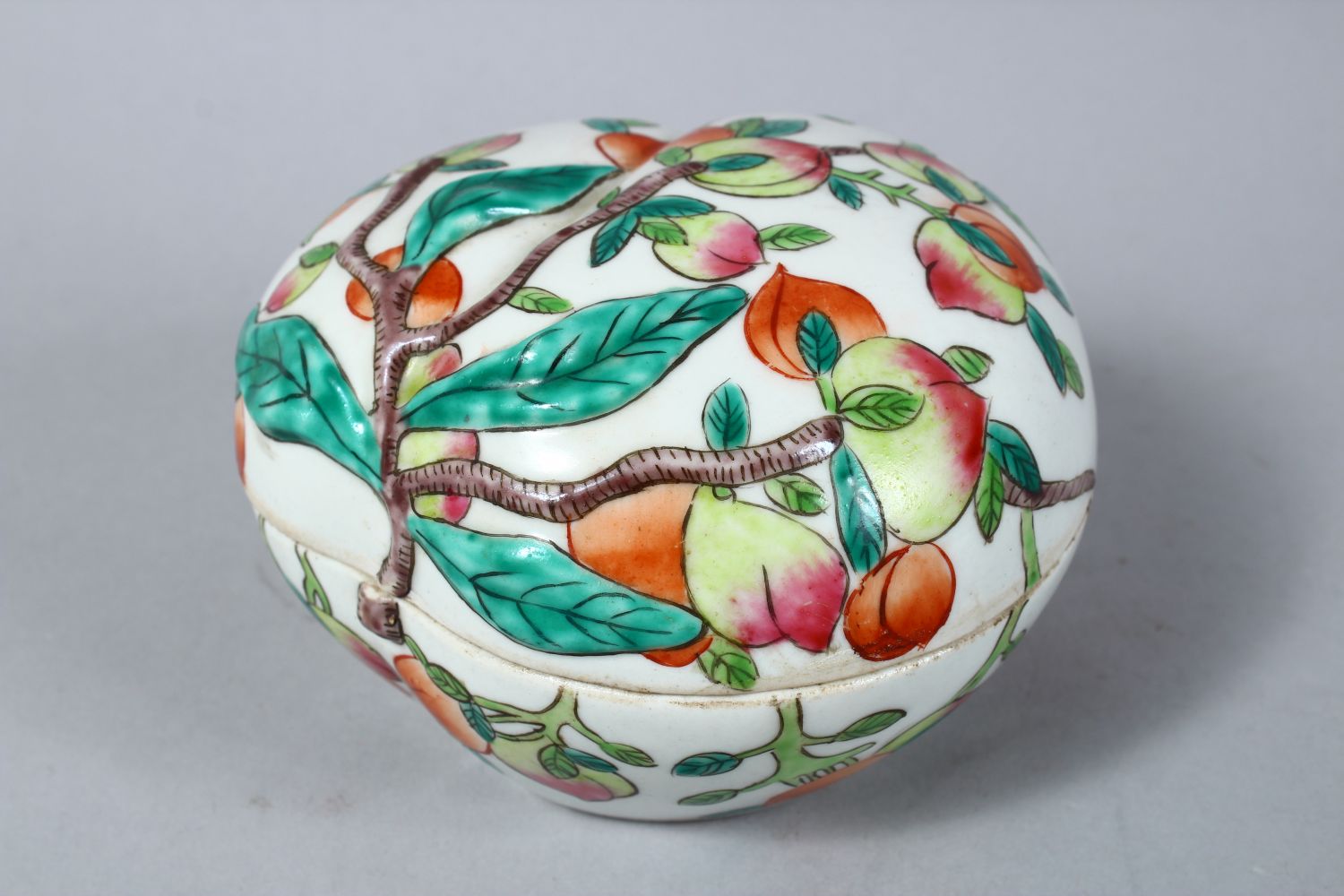 A GOOD 19TH CENTURY QIANLONG STYLE FAMILLE ROSE PORCELAIN PEACH BOX & COVER, in the form of a peach, - Image 3 of 5