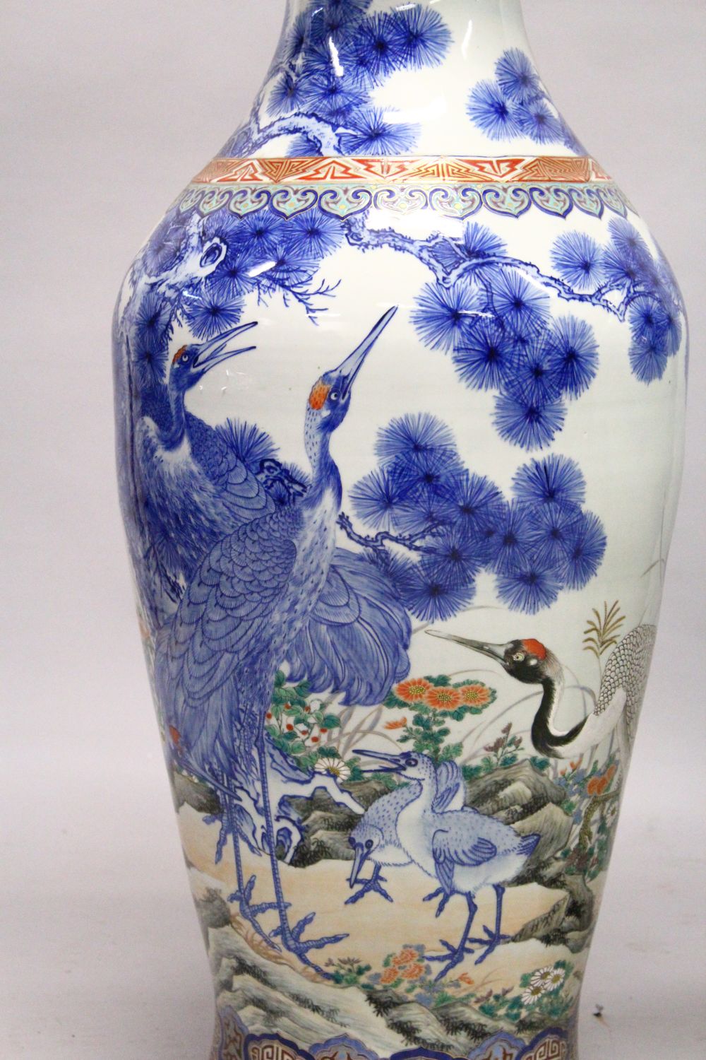 A LARGE PAIR OF JAPANESE MEIJI PERIOD BLUE AND WHITE PORCELAIN IMARI VASES, the bodyt of the vases - Image 9 of 14