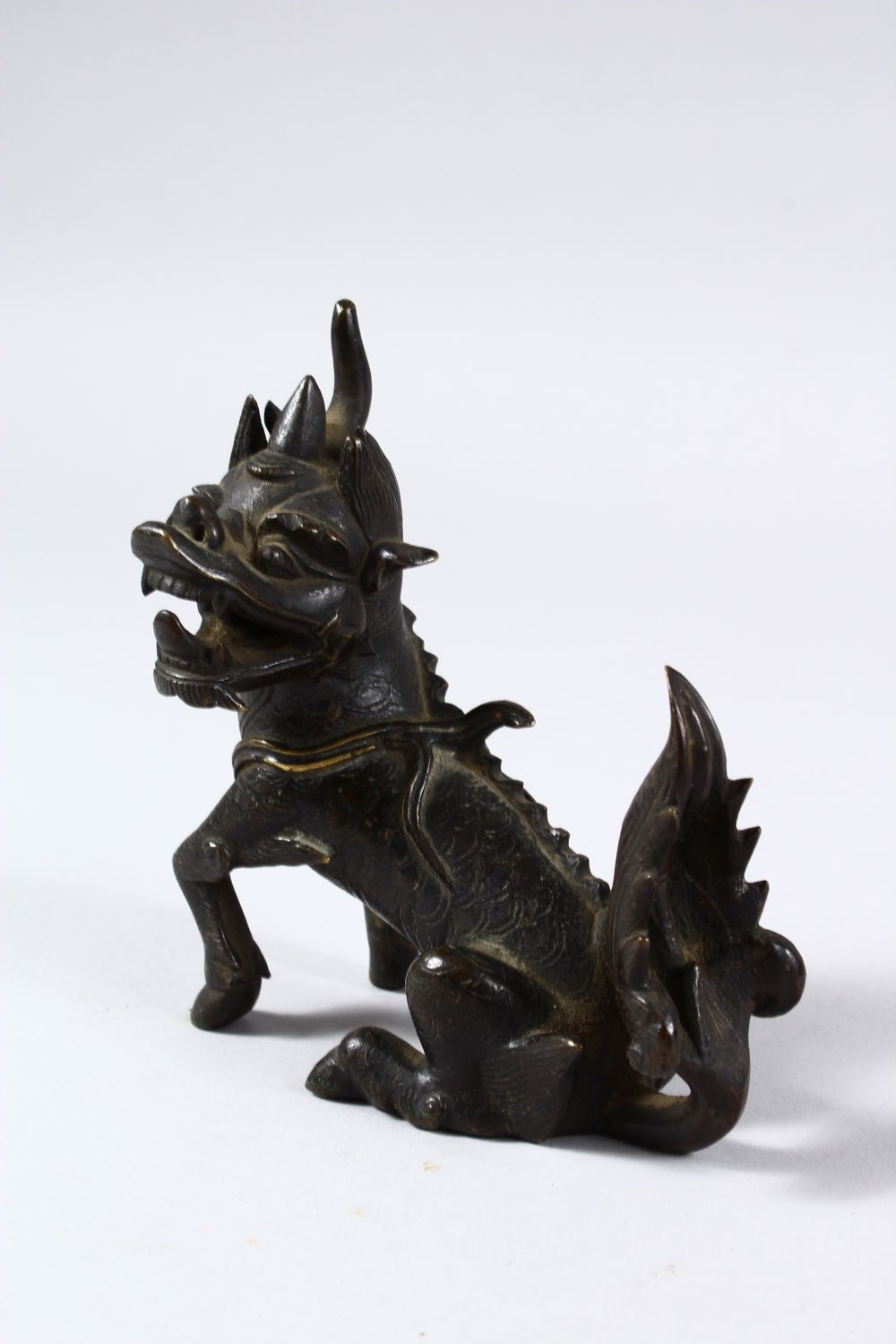 AN 18TH / 19TH CENTURY OR EARLIER CHINESE BRONZE FIGURE OF KYLIN, in a seated position with its - Image 2 of 6