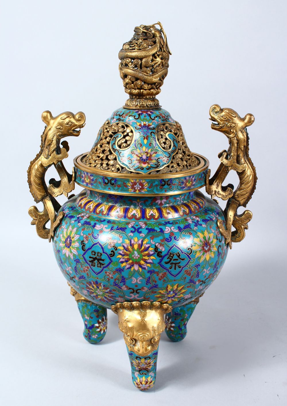 A GOOD CHINESE CLOISONNE TRIPOD CENSER AND COVER, the censer with twin gilt lion dog handles, the