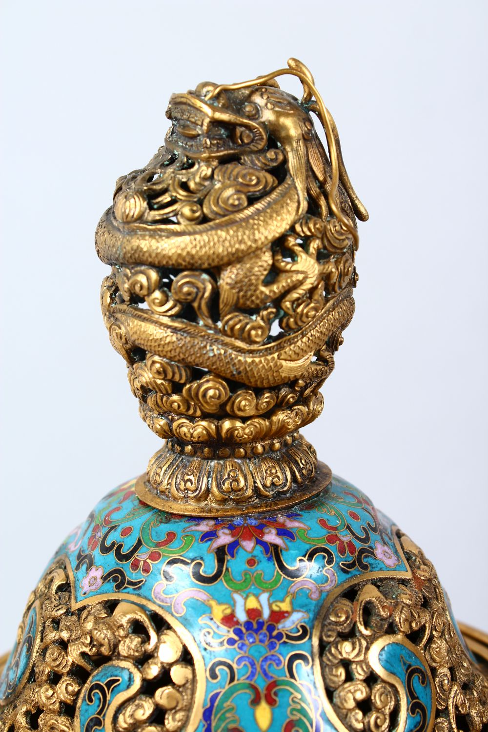 A GOOD CHINESE CLOISONNE TRIPOD CENSER AND COVER, the censer with twin gilt lion dog handles, the - Image 3 of 7