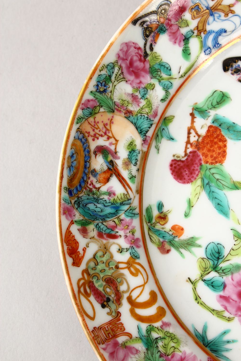 A GOOD 19TH CENTURY CHINESE CANTON ARMORIAL FAMILLE ROSE PORCELAIN PLATE, the plate decorated with - Image 4 of 7