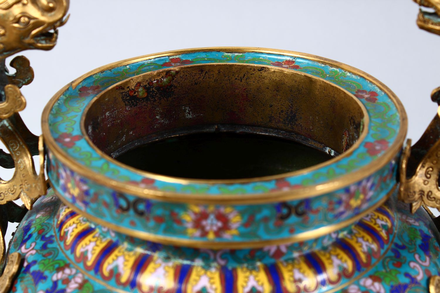 A GOOD CHINESE CLOISONNE TRIPOD CENSER AND COVER, the censer with twin gilt lion dog handles, the - Image 5 of 7